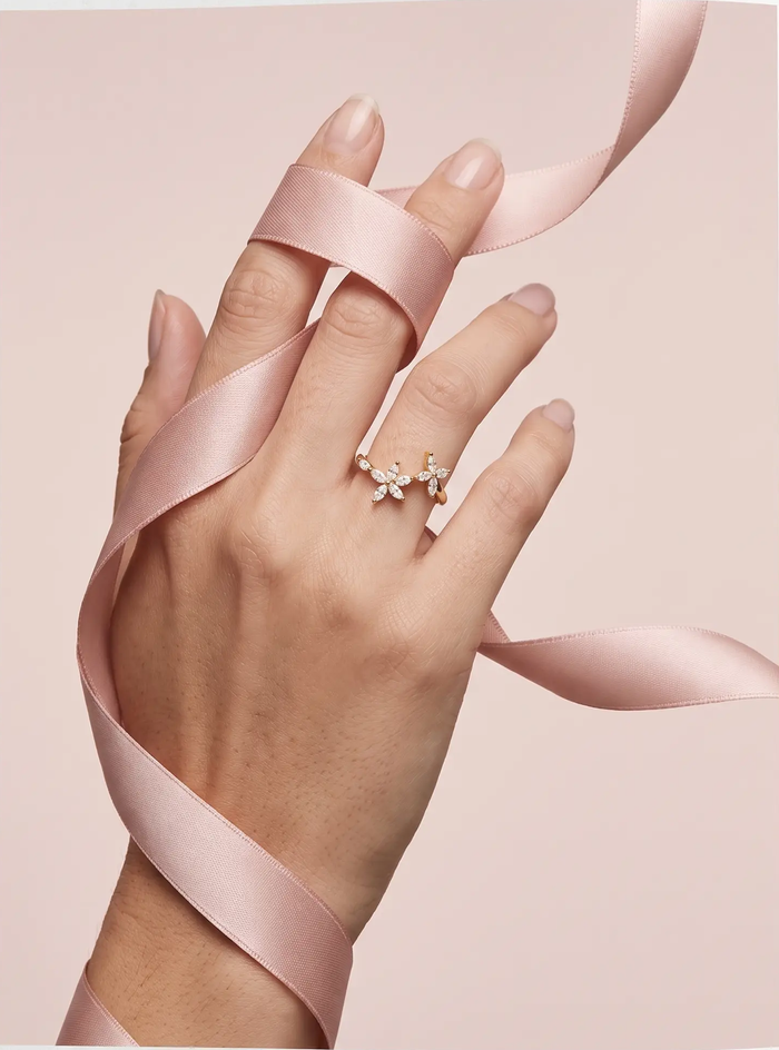 VÉORA Fleur Jumelle Ring, Lumière d'Été Signature Collection, Hand mit rosa Band