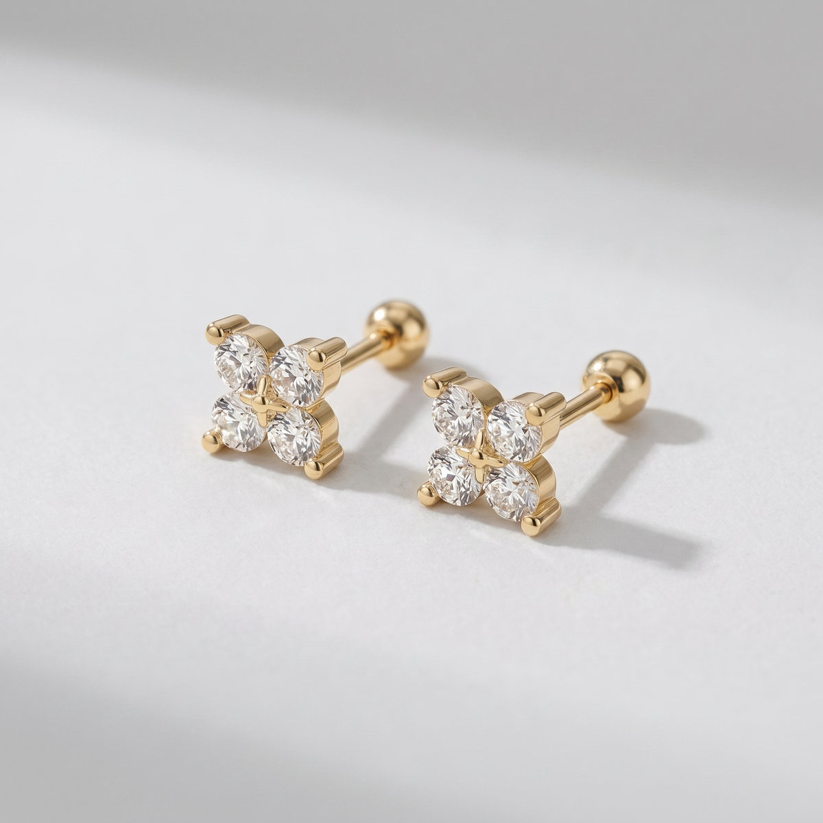 Petite Fleur Ohrringe von VÉORA – 925 Sterling Silber, 18K vergoldet – Ansicht 3