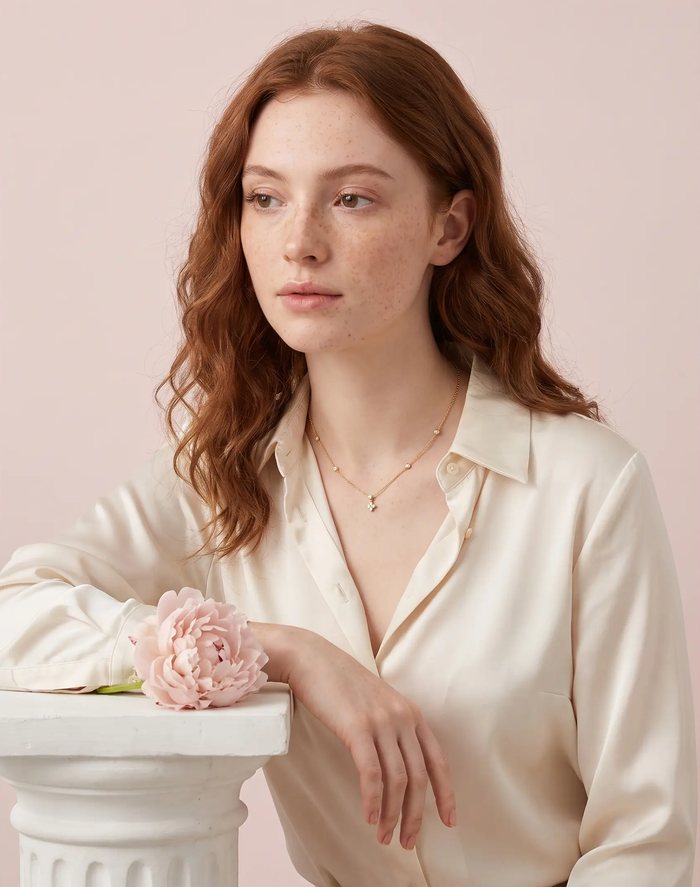 VÉORA Clair de Fleur Halskette, Lumière d'Été Signature Collection, Porträt mit Pfingstrose