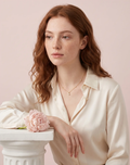 VÉORA Clair de Fleur Halskette, Lumière d'Été Signature Collection, Porträt mit Pfingstrose