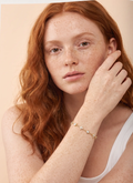 VÉORA Éclat de Fleur Armband, Lumière d'Été Signature Collection, Porträt
