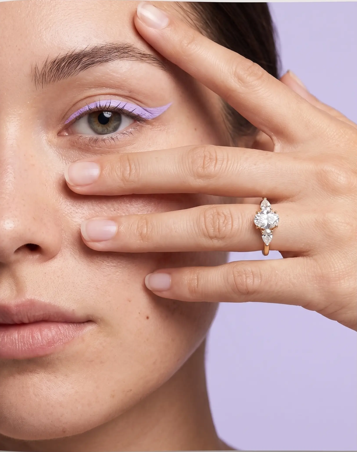 VÉORA Étoile Claire Ring, Lumière d'Été Signature Collection, Porträt mit Hand