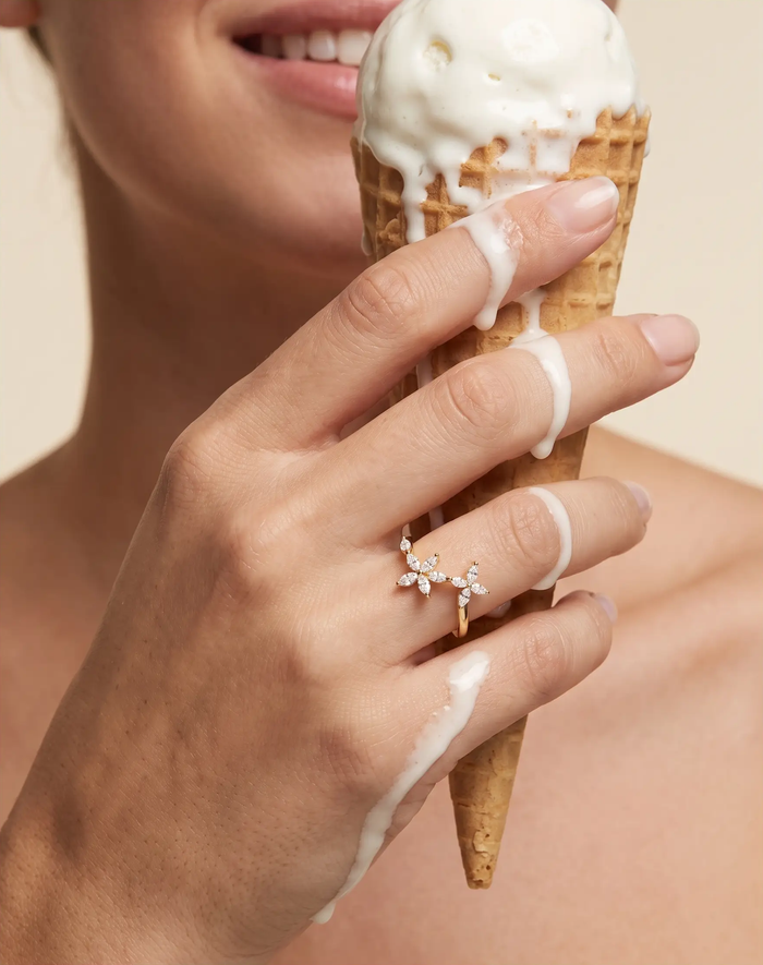 VÉORA Fleur Jumelle Ring, Lumière d'Été Signature Collection, Hand mit Glacé