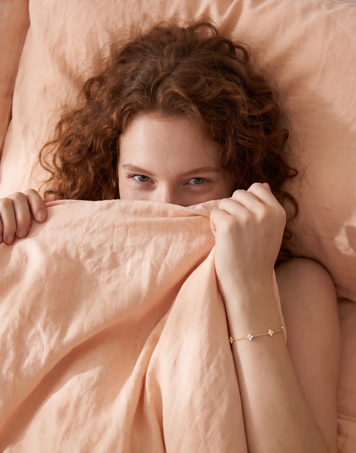 VÉORA Fleur Mini Armband, Lumière d'Été Signature Collection, im Bett