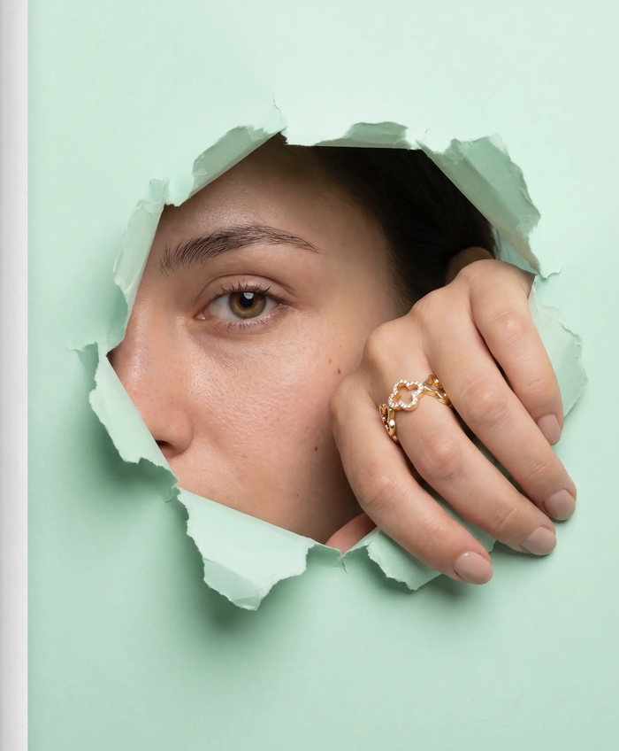 VÉORA Jardin Doré Ring, Lumière d'Été Signature Collection, Blick durch Papier