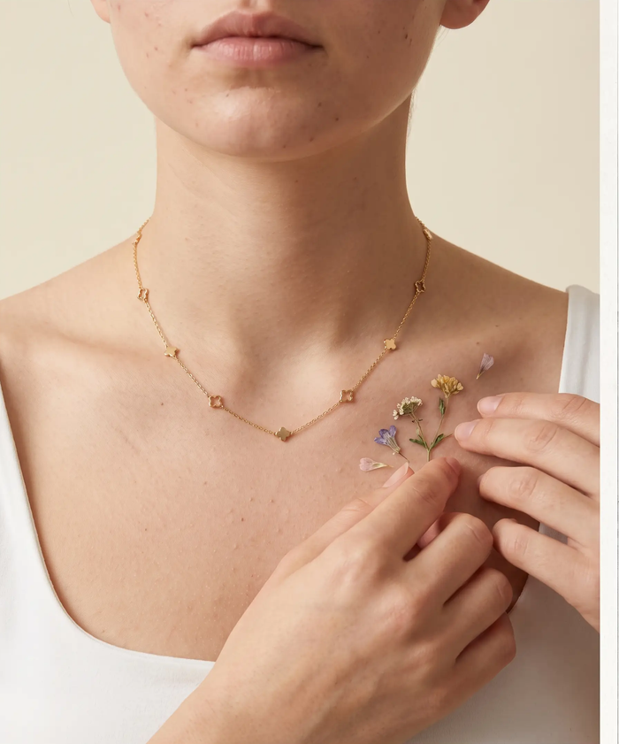 VÉORA Linéa Halskette, Lumière d'Été Signature Collection, Dekolleté mit Blüten