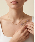 VÉORA Linéa Halskette, Lumière d'Été Signature Collection, Dekolleté mit Blüten