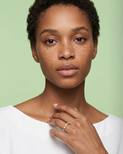 VÉORA Noéa Ring, Lumière d'Été Signature Collection, Porträt mit Hand