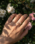 Fleur Jumelle Ring von VÉORA – 925 Sterling Silber, 18K vergoldet – Ansicht Lifestyle