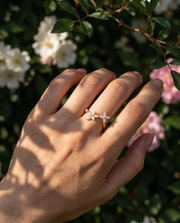Fleur Jumelle Ring von VÉORA – 925 Sterling Silber, 18K vergoldet – Ansicht Lifestyle