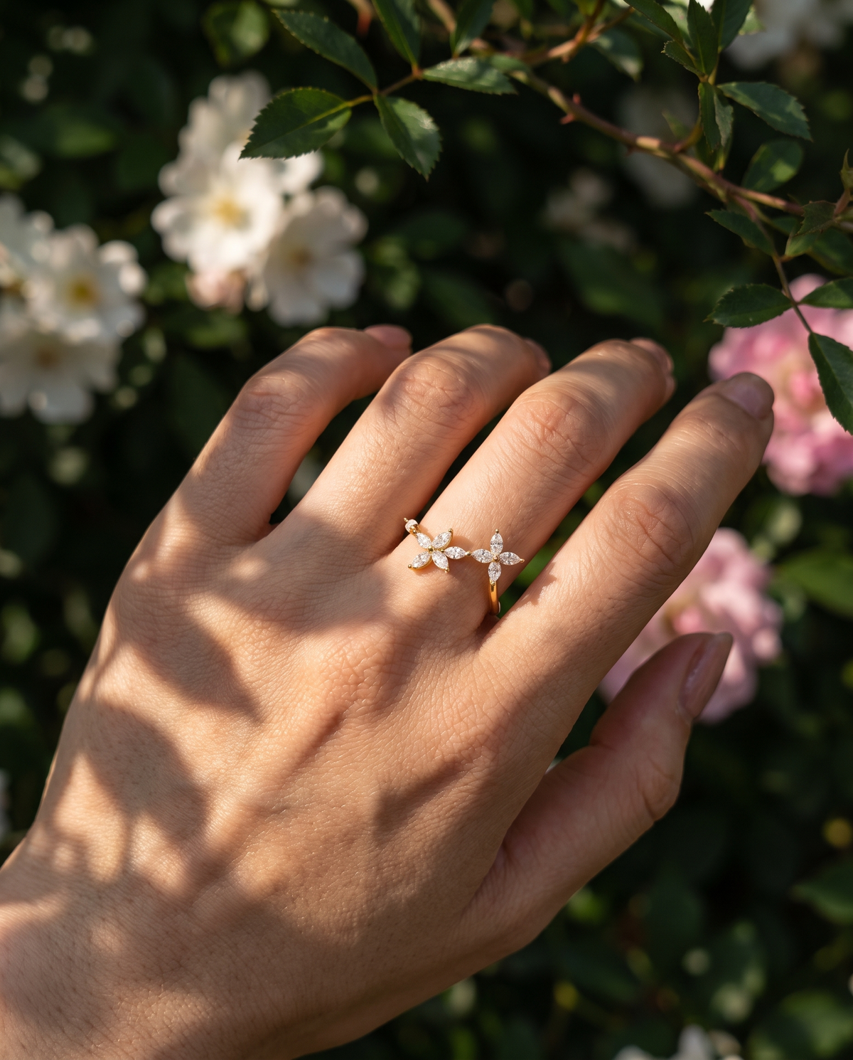Fleur Jumelle Ring von VÉORA – 925 Sterling Silber, 18K vergoldet – Ansicht Lifestyle