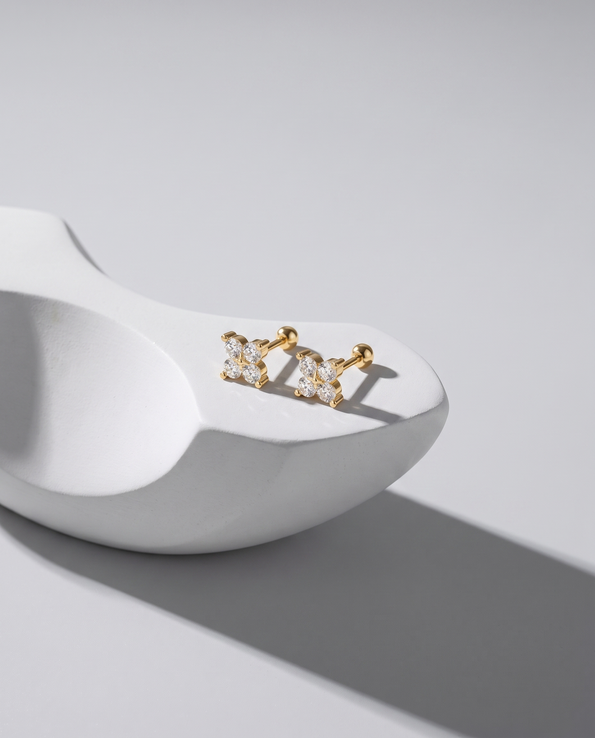 Petite Fleur Ohrringe von VÉORA – 925 Sterling Silber, 18K vergoldet – Ansicht 5